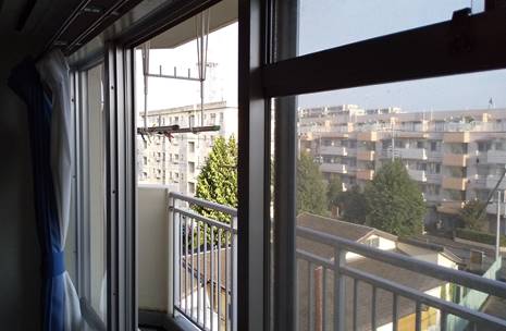 とあるアパートの窓から見える風景