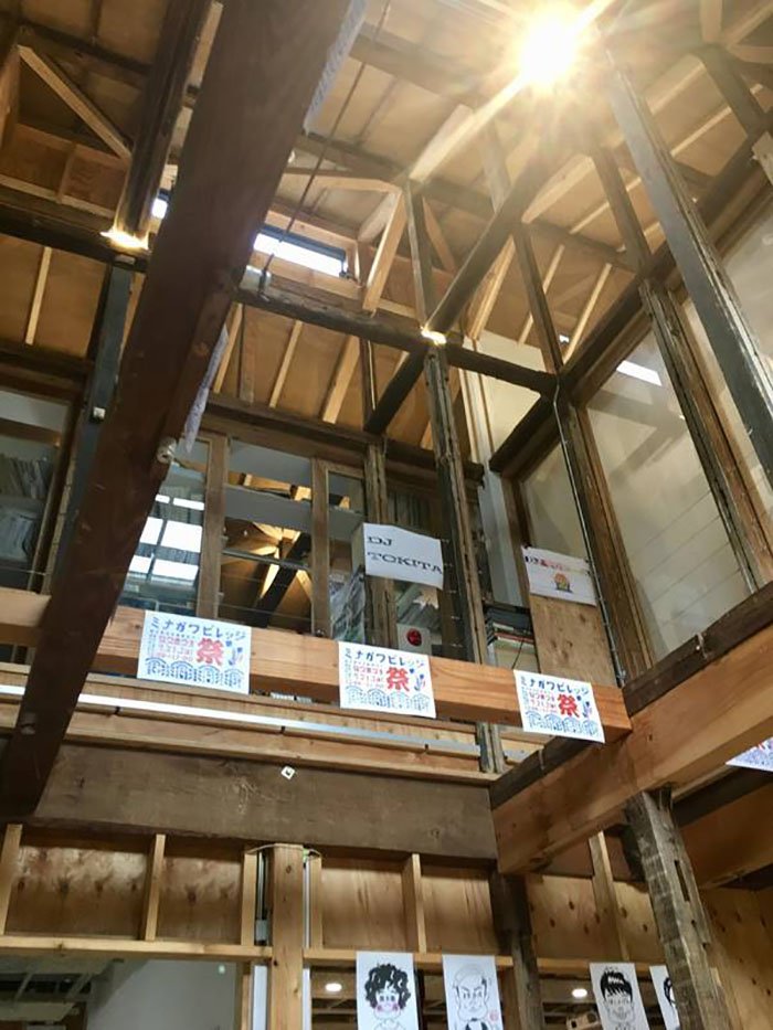 1階の共有スペースから2階のオフィスを望む