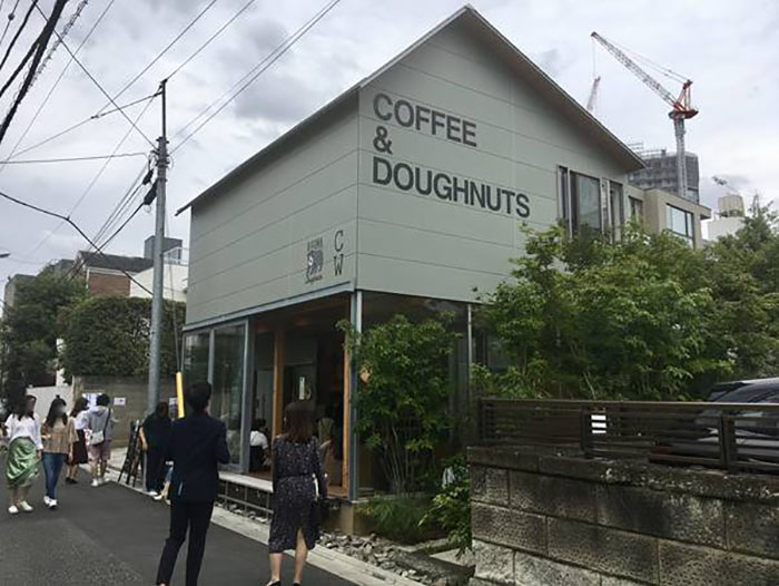 9月の週末。主に20〜40代位の人たちで賑わう様子