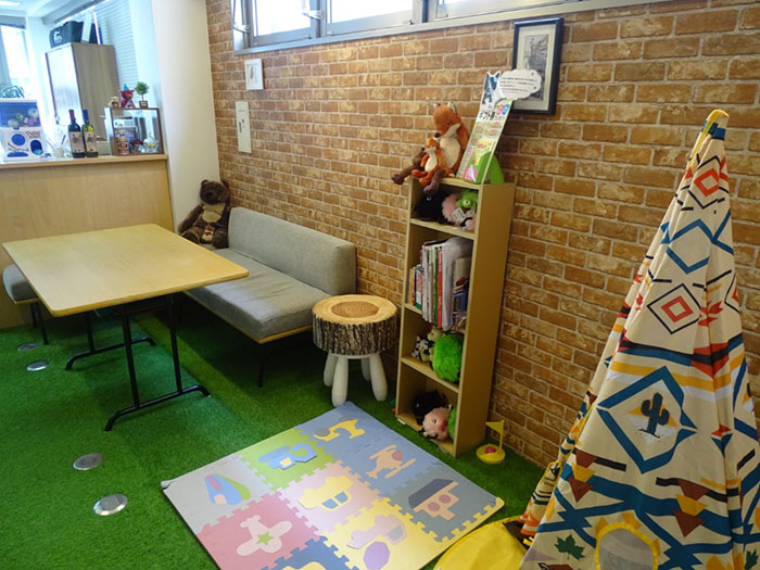 株式会社アイミリーの入口にはキッズスペースがある
