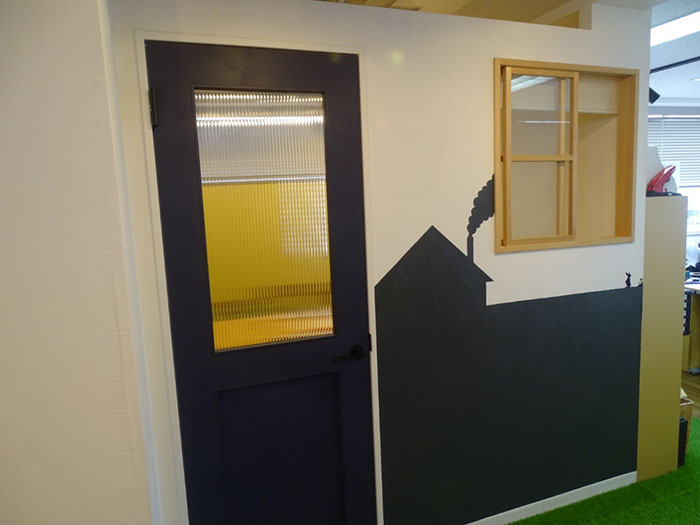 接客ルームの壁の黒い部分は黒板です。お子様が自由にチョークで遊べます。